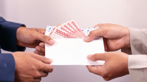 Contoh yang Termasuk Sedekah Biasa Adalah Berdonasi | Empower by amartha