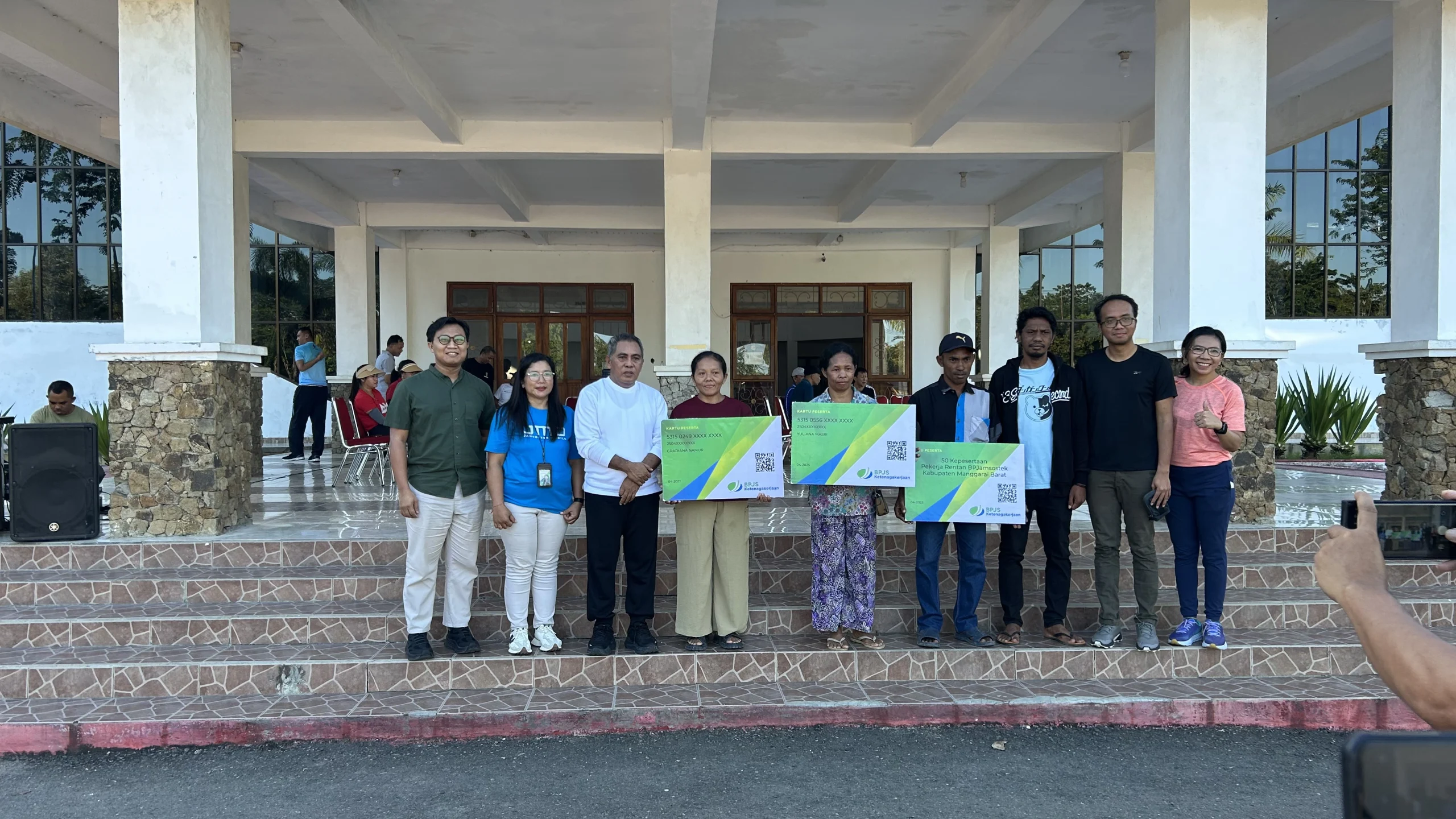 Penyerahan Donasi Iuran BPJS Ketenagakerjaan untuk Pekerja Rentan Sektor Informal oleh Pemerintah Kabupaten Manggarai Barat dan WeCare.id serta The Equity Initiatives | Empower by amartha