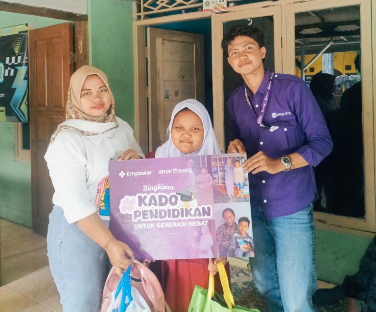 WeCare.id dan Amartha Bagikan Paket Pendidikan untuk Anak Indonesia | empower