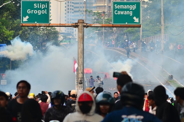 Kenali Apa Itu Gas Air Mata Dan Cara Mengatasinya | empower