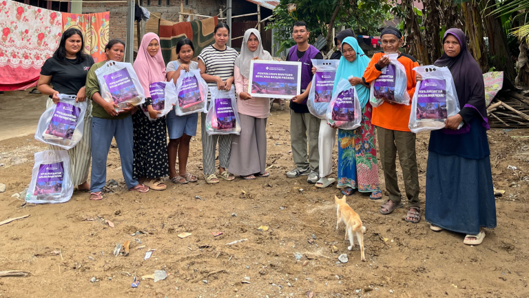 Amartha Empower Salurkan Bantuan untuk Warga Terdampak Banjir Padang | Empower
