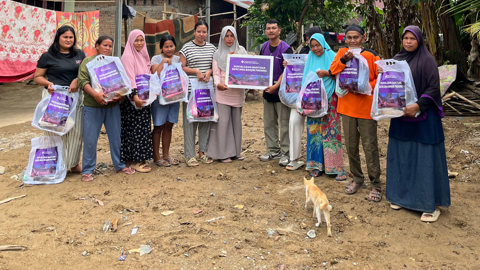 Amartha Empower Salurkan Bantuan untuk Warga Terdampak Banjir Padang | Empower