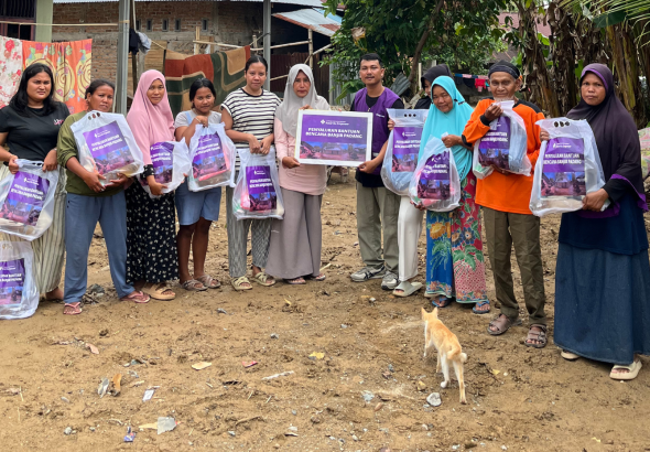 Amartha Empower Salurkan Bantuan untuk Warga Terdampak Banjir Padang | empower