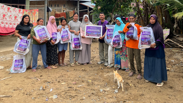 Amartha Empower Salurkan Bantuan untuk Warga Terdampak Banjir Padang | empower